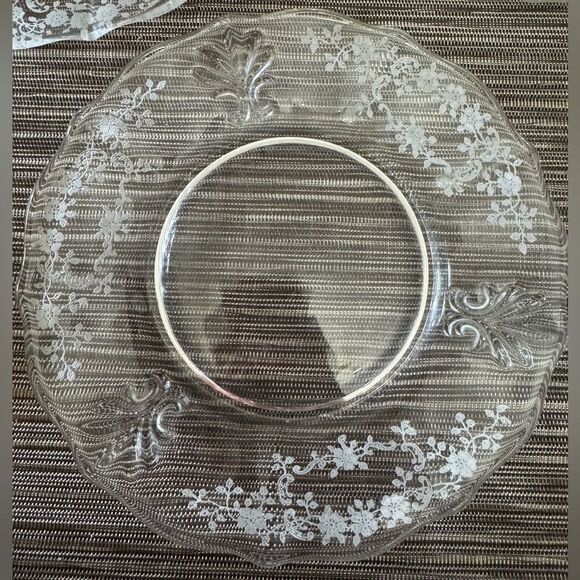 Elegant Clear Glass Dinner Plates - Picture 3 of 7